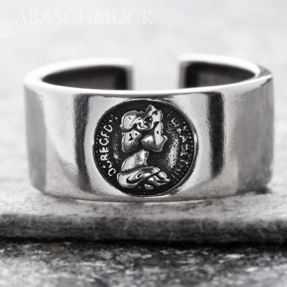 Nahaufnahme eines breiten offenen Silberrings 925 mit geprägtem Münzemblem.