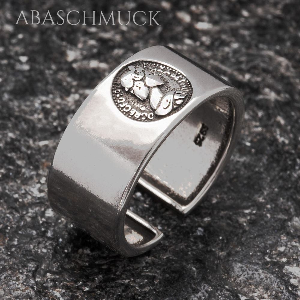 Offener Silberring mit Münzdesign in elegantem, minimalistischem Stil.