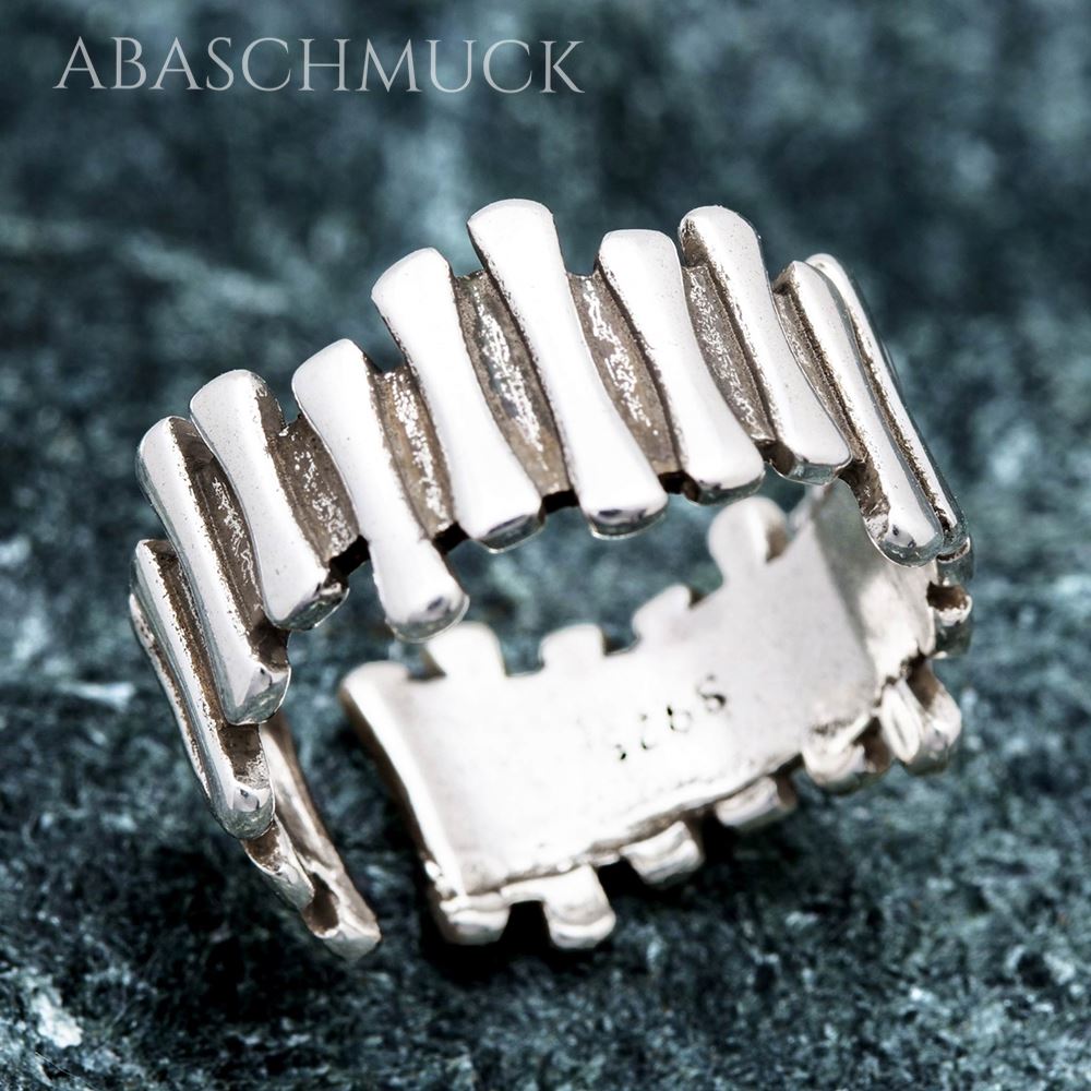 Nahaufnahme eines strukturierten offenen Silberrings 925 auf dunkelgrünem Stein.