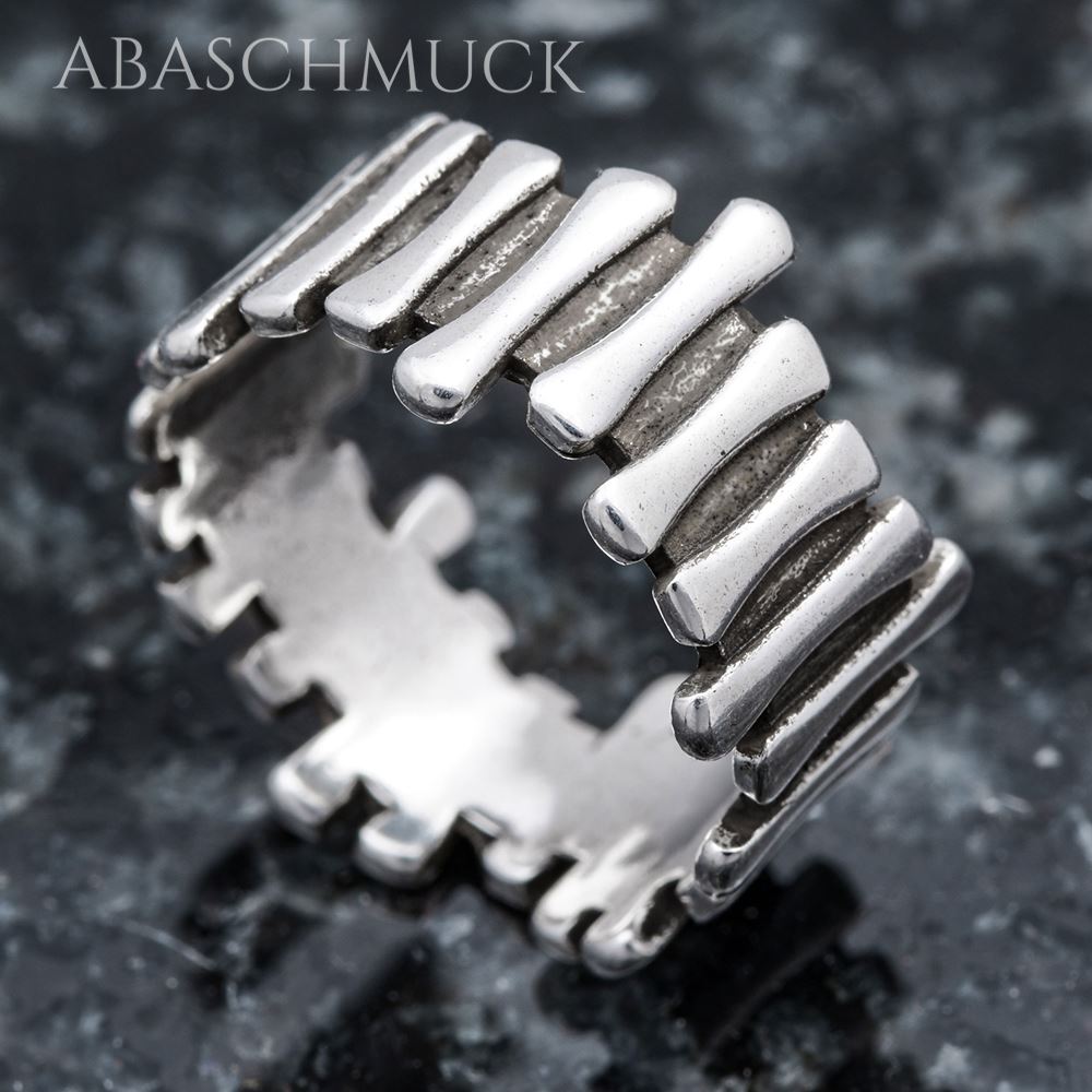 Verstellbarer Silberring 925 mit organischer Struktur auf dunklem Hintergrund.