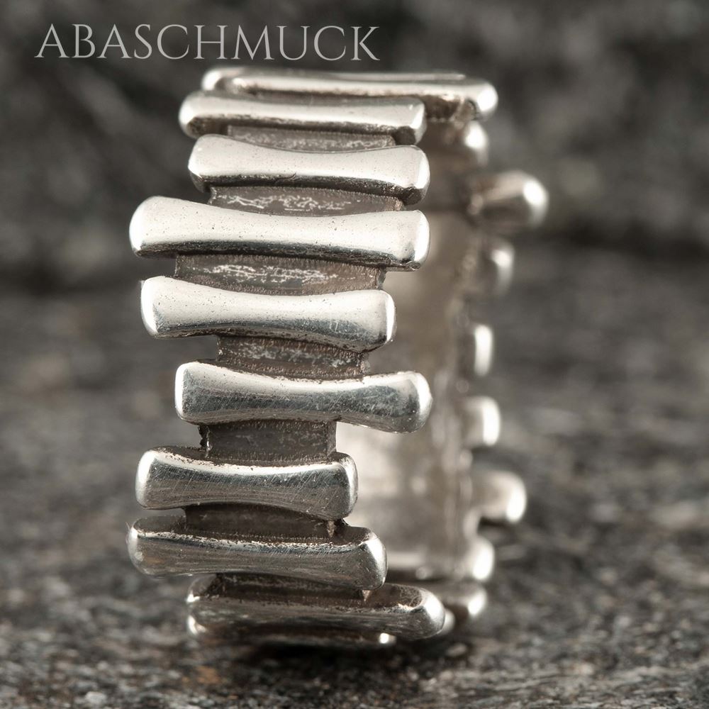 Breiter strukturierter Damenring aus Sterling Silber in detailreicher Makroaufnahme.