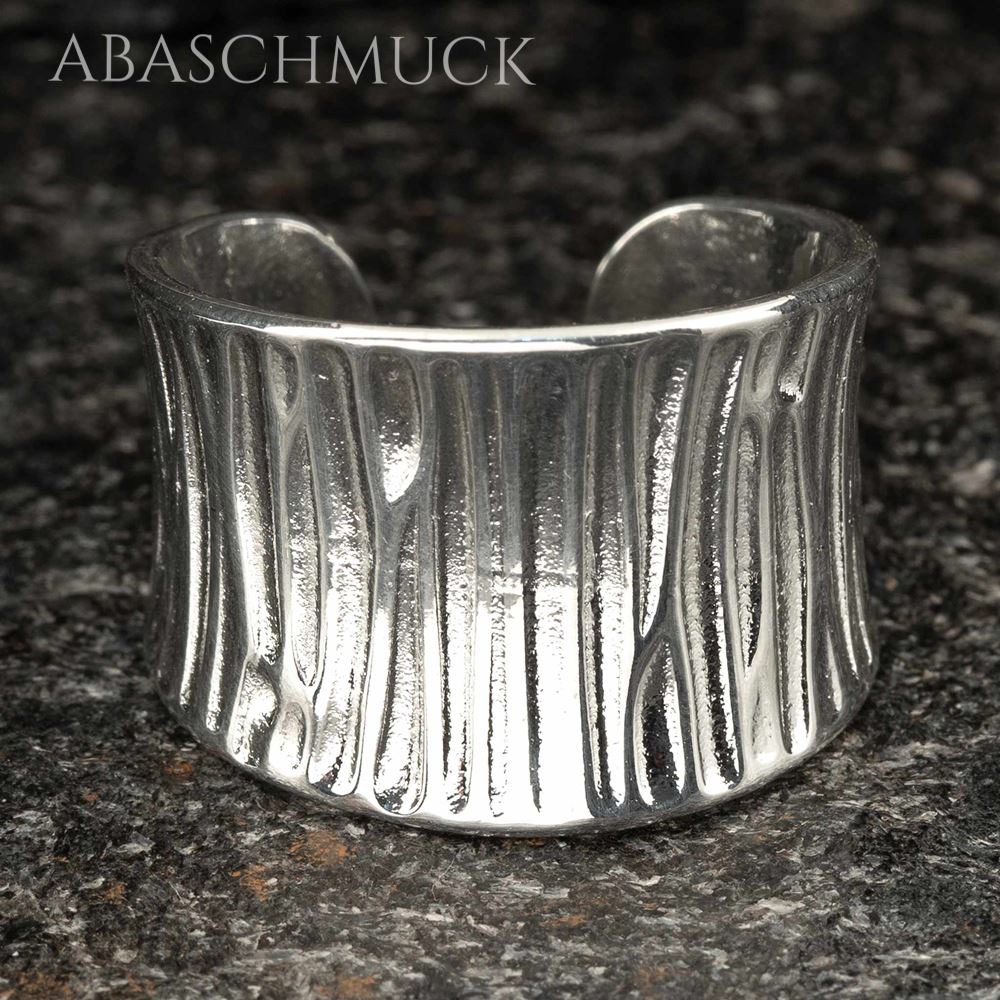 Frontansicht eines offenen breiten Bandrings aus Silber mit Naturstruktur.