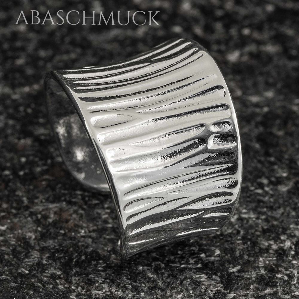 Schrägansicht eines strukturierten Silberrings 925 auf dunkler Steinfläche.