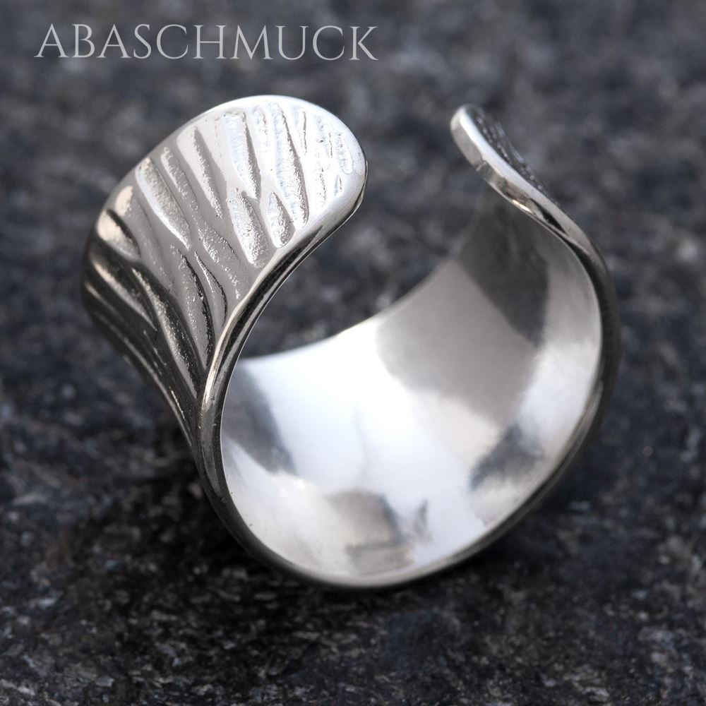 Detailaufnahme der offenen Rückseite eines breiten strukturierten Silberrings.