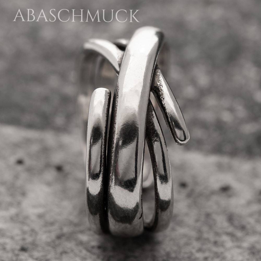 Frontale Makroaufnahme eines geschwungenen offenen Rings aus Sterling Silber.