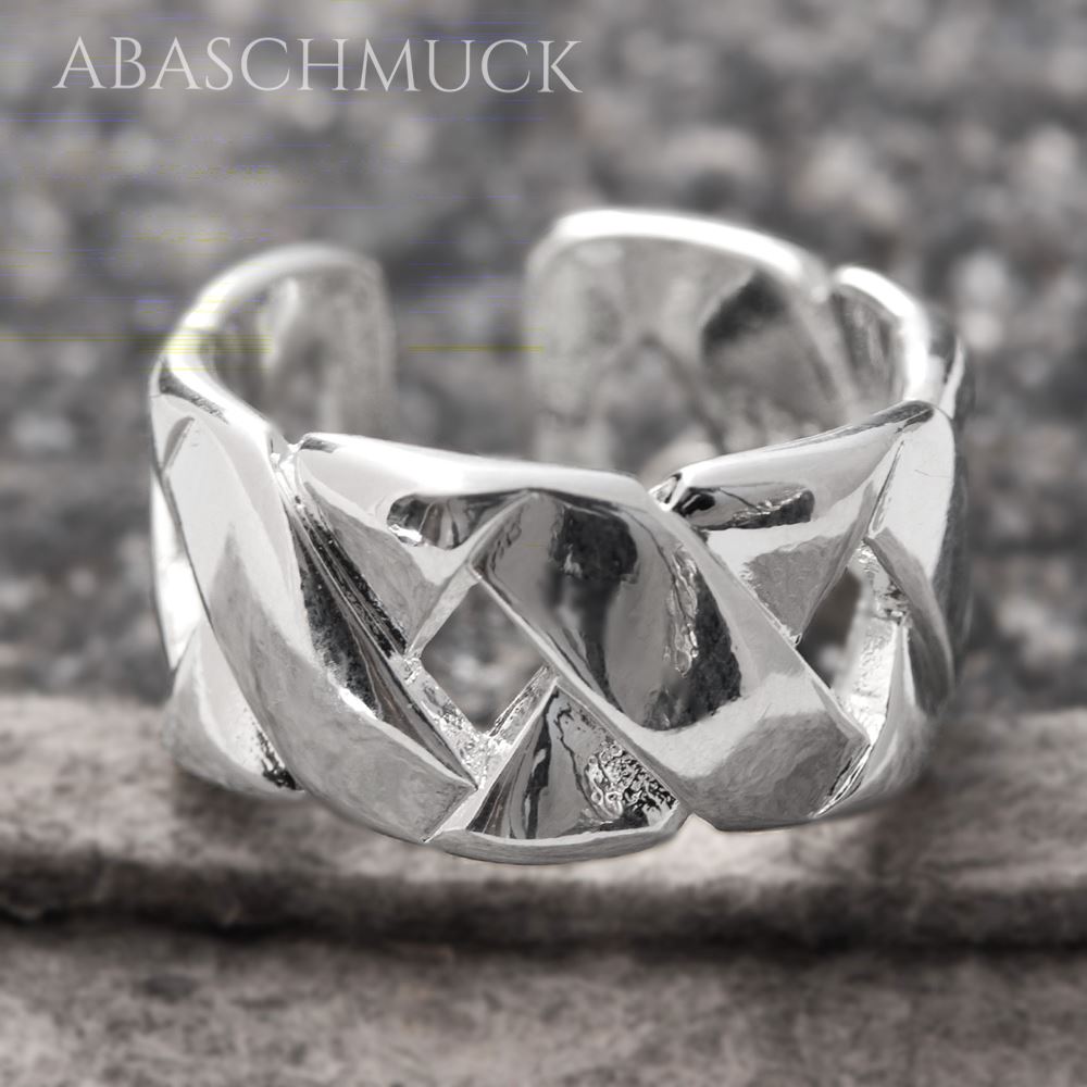 Nahaufnahme eines modernen offenen Silberrings mit geflochtener Struktur.