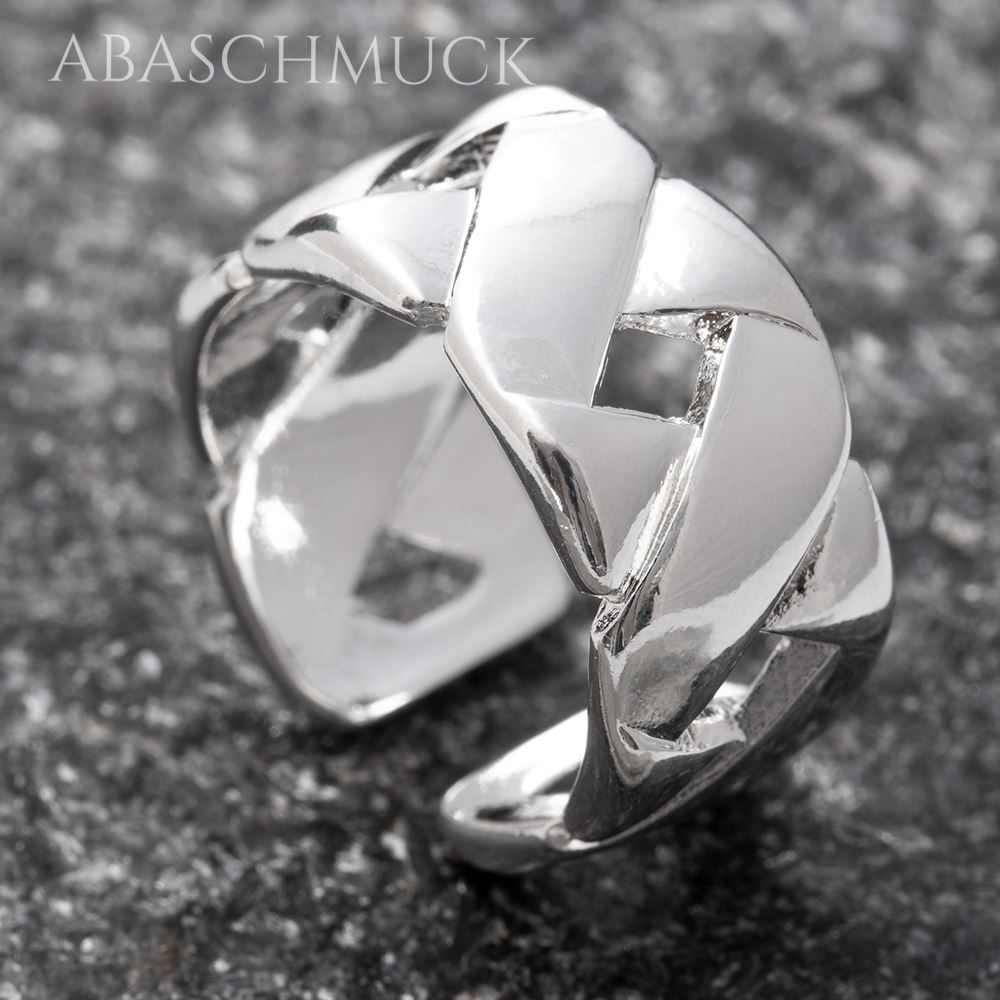 Glänzender geflochtener Bandring aus Silber 925 auf dunkler Steinoberfläche.
