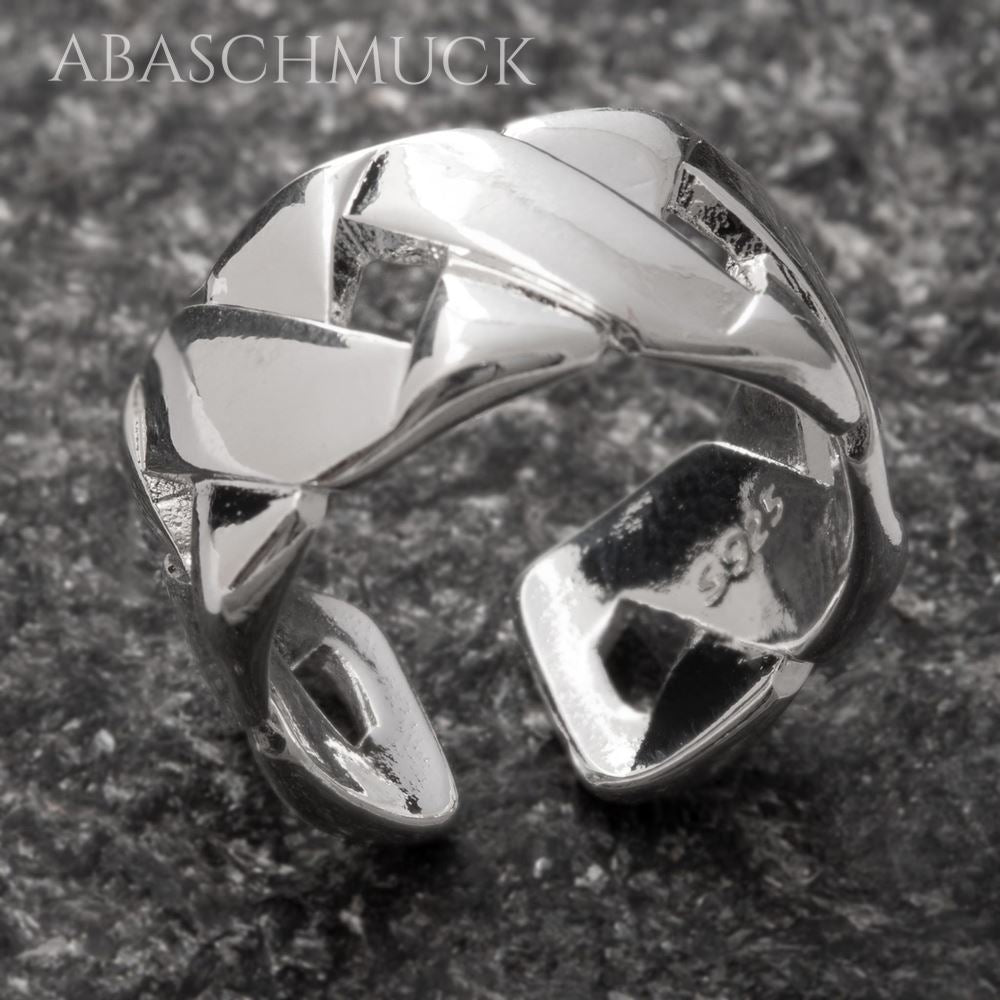 Offener Silberring 925 mit kantiger Flechtoptik in detailreicher Ansicht.