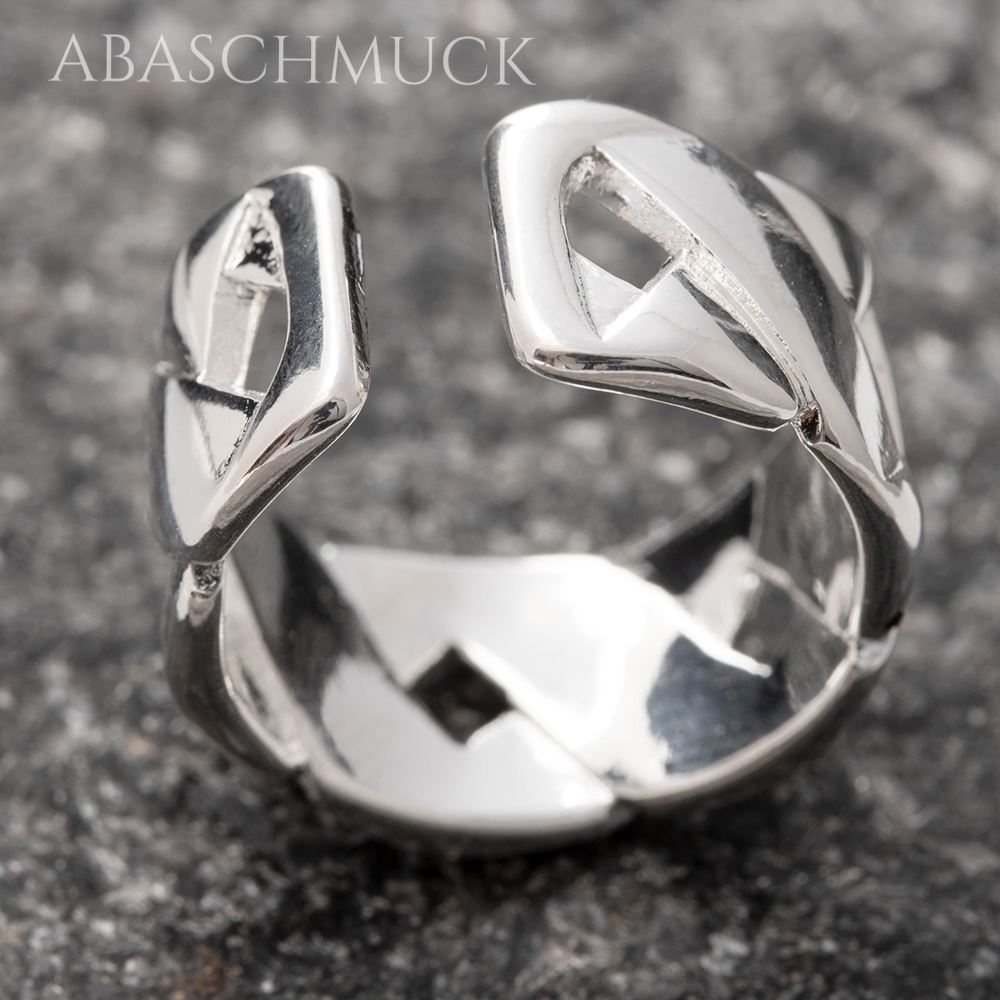 Silberner geometrisch geflochtener Ring offen gestaltet, Nahaufnahme von oben.