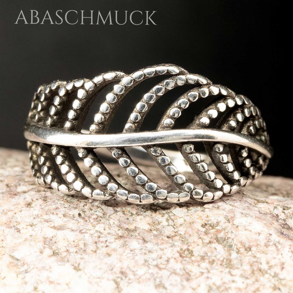 Detailaufnahme eines offenen Blattdesign-Rings aus Silber 925 auf hellem Stein.