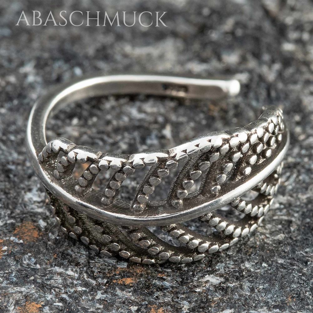 Offener Silberring 925 mit zartem Blattmotiv aus punktierten Linien.