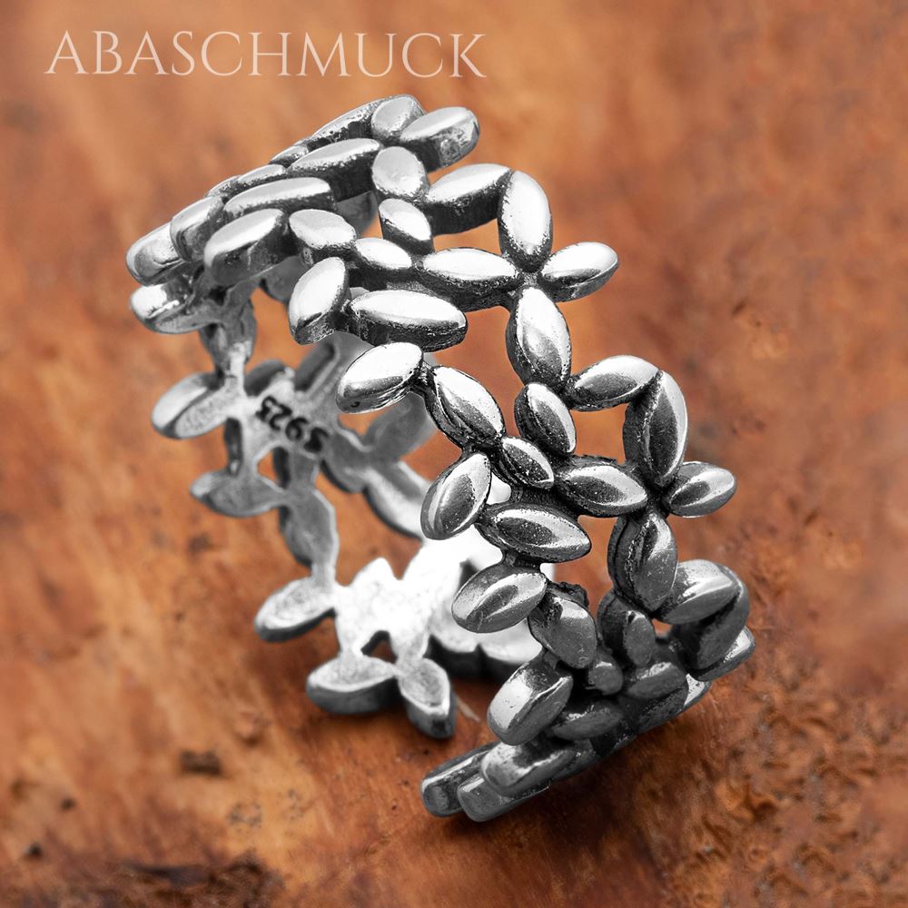 Nahaufnahme des offenen Blätterrings aus 925 Silber auf einer Holzoberfläche.