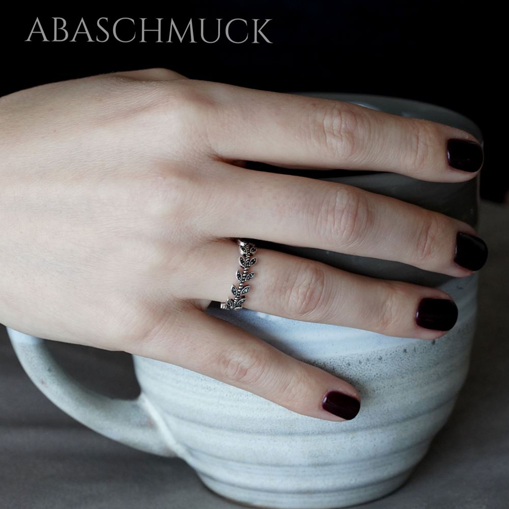 Verstellbarer Silberring 925 Bandring offen mit Blättermotiv am Finger