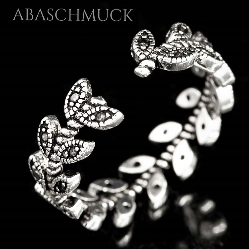 Blättermotiv Silberring 925 auf schwarzem Hintergrund