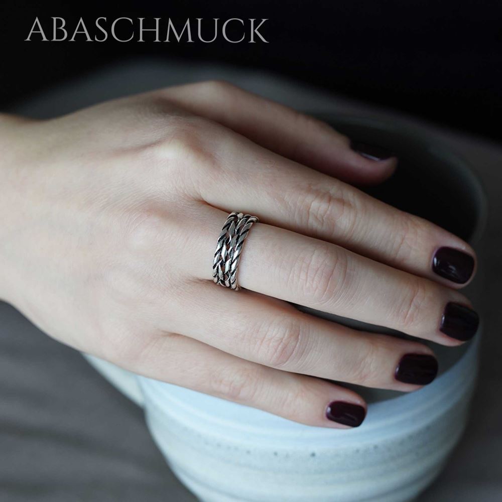 Verstellbarer Silberring auf Holzuntergrund