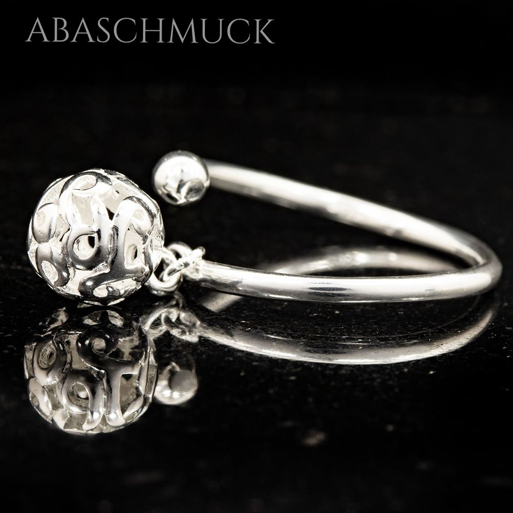 Detailaufnahme Silberring 925 mit beweglichem Anhänger