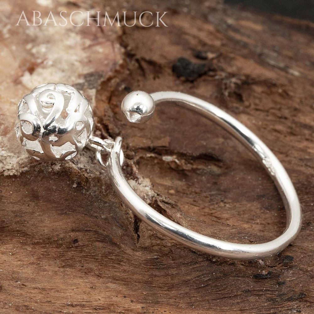 Verstellbarer Silberring auf Naturstein-Hintergrund