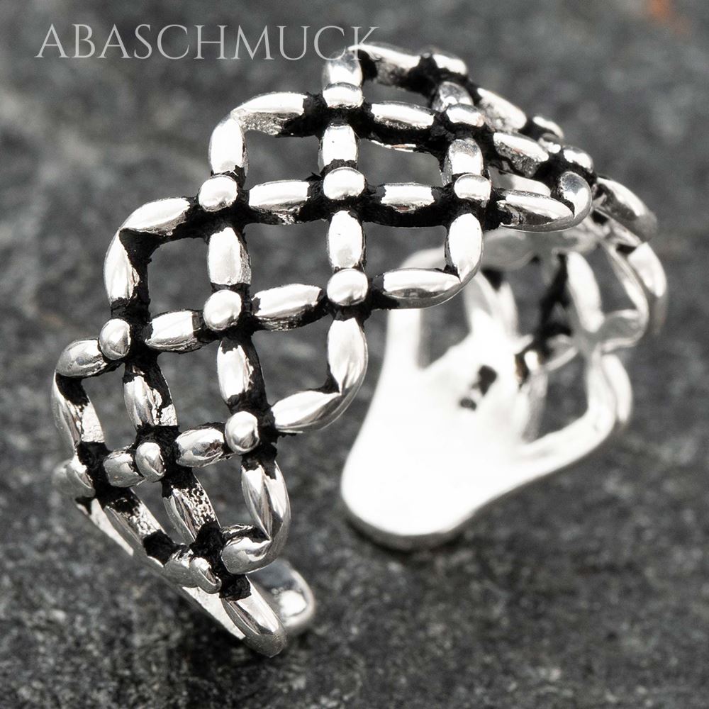 Detailaufnahme Silberring 925 mit grafischem Gitterdesign