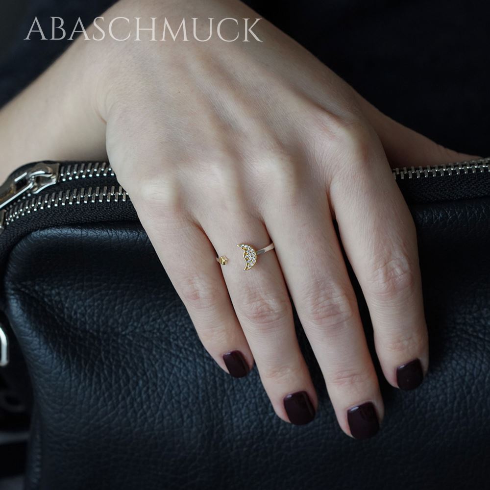 Detailaufnahme Silberring 925 mit goldenem Mondmotiv