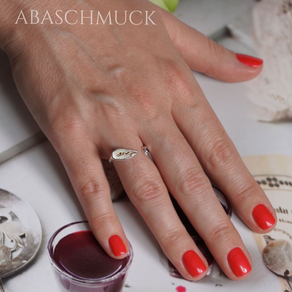 Verstellbarer Silberring mit Struktur am Finger getragen