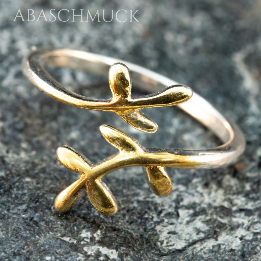 Silberring 925 mit Zweigdesign auf Steinuntergrund