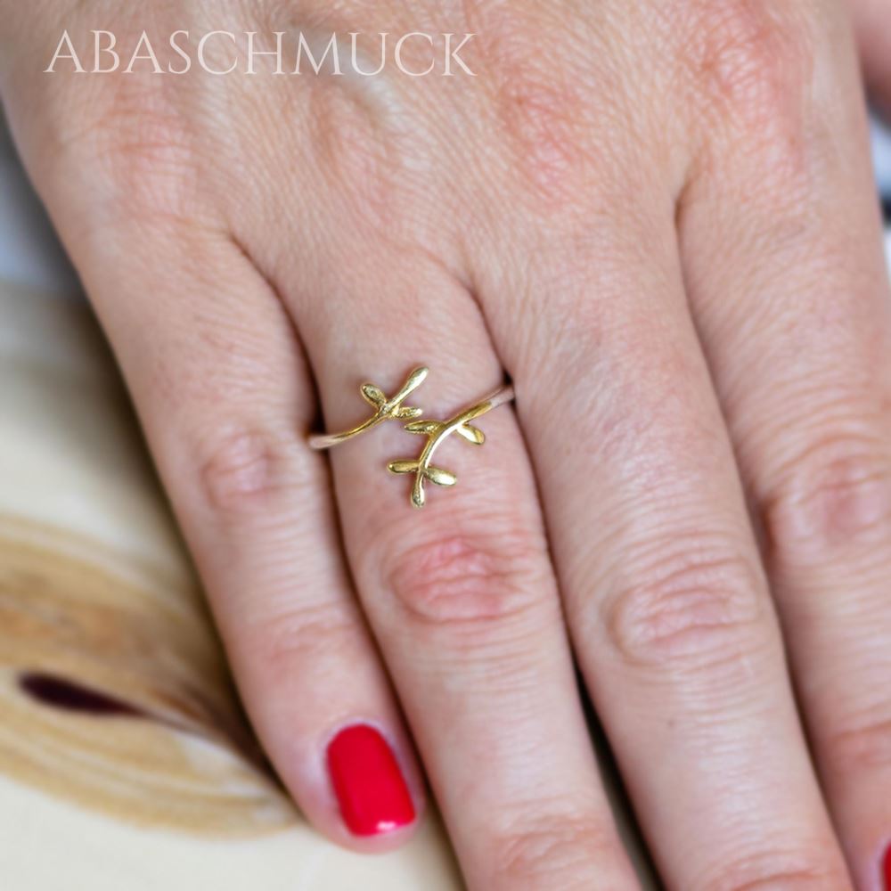 Eleganter Silberring mit Golddetails am Finger getragen