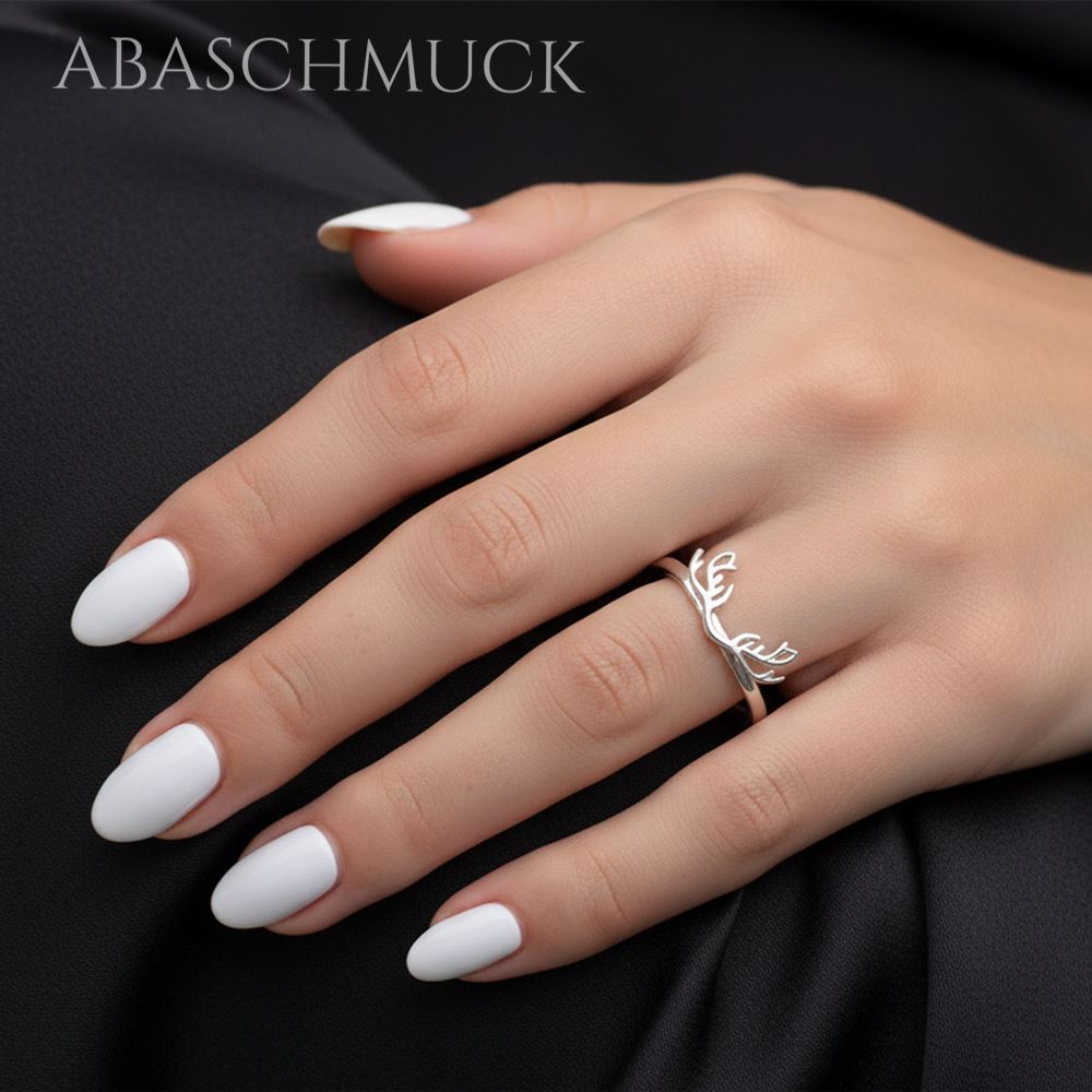 Silberring 925 mit Geweih – getragen am Finger