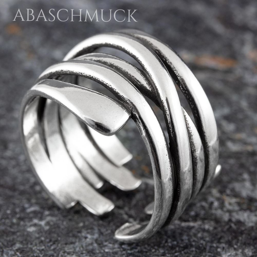 Moderner 925-Silberring mit mehreren geschwungenen Bändern, seitlich fotografiert.