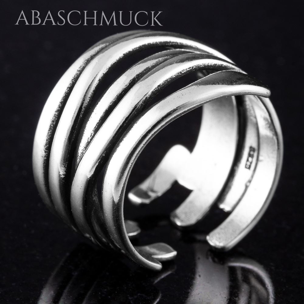 Offener breiter Bandring aus Sterling Silber auf schwarzem Hintergrund.