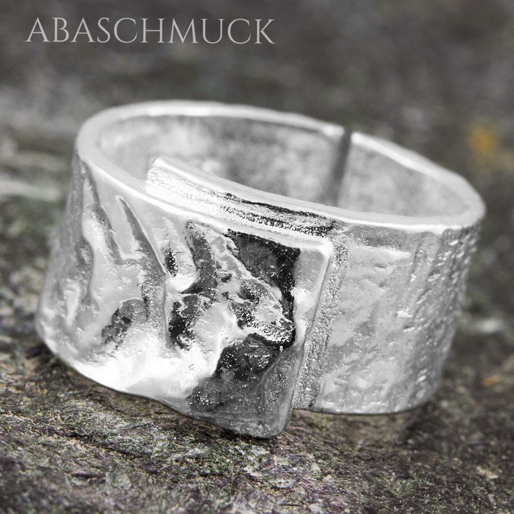 Offener 925-Silberring mit markanter Struktur, leicht seitlich fotografiert.