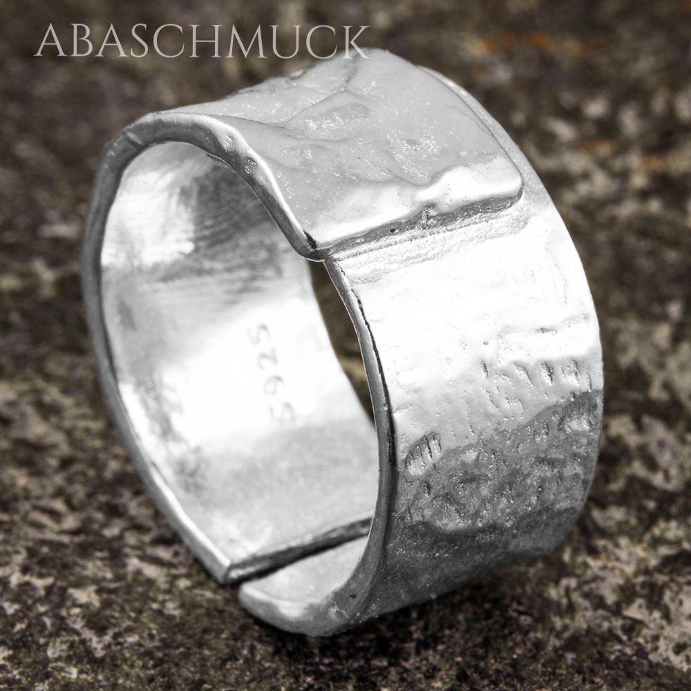 Moderner breiter Silberring mit künstlerischer Oberfläche, seitliche Ansicht.