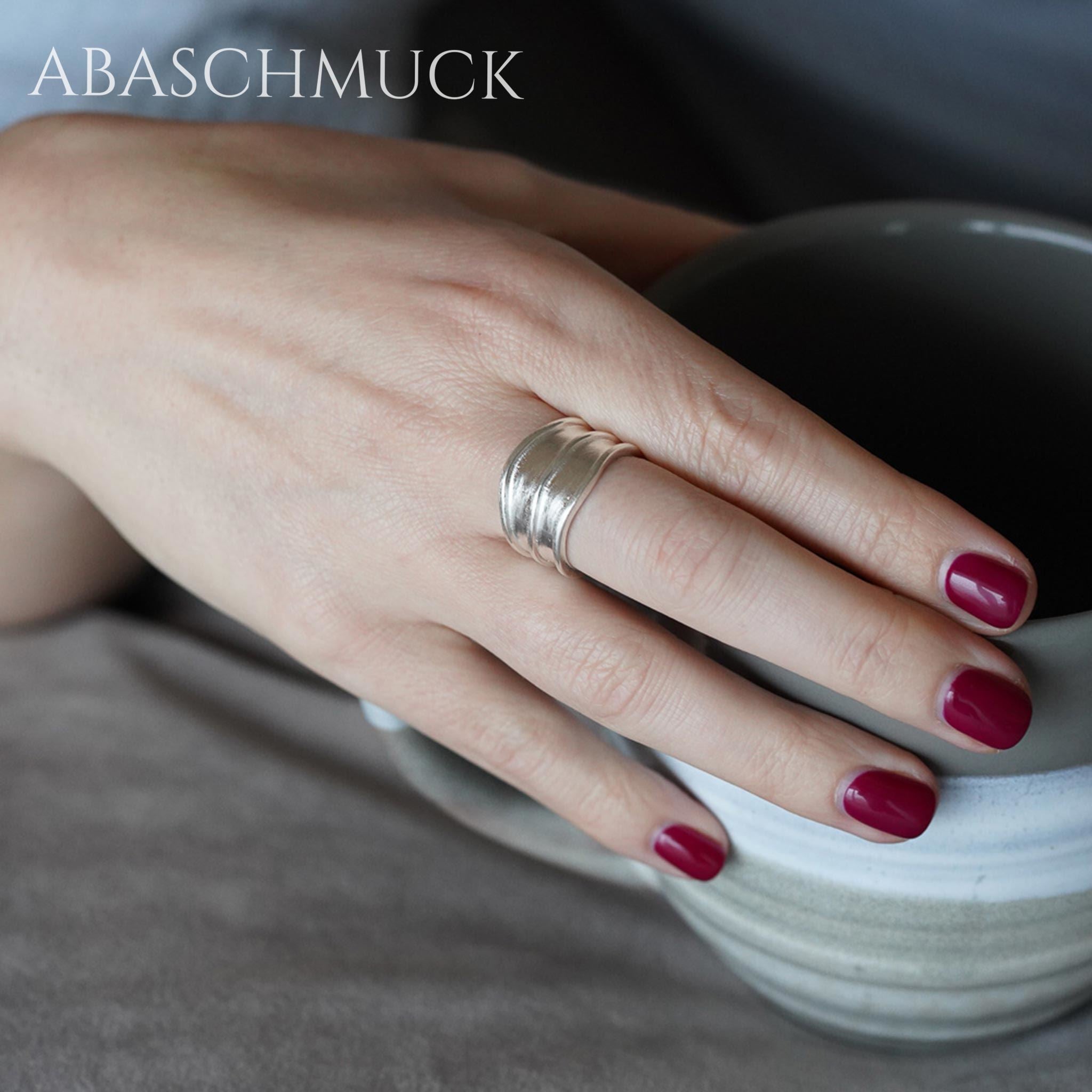 Verstellbarer Ring Bandring offen Silberring – strukturierter Damenring mit sanften Linien