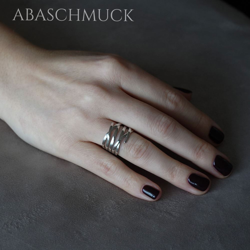 Breiter verstellbarer Silberring 925 an der Hand, getragen
