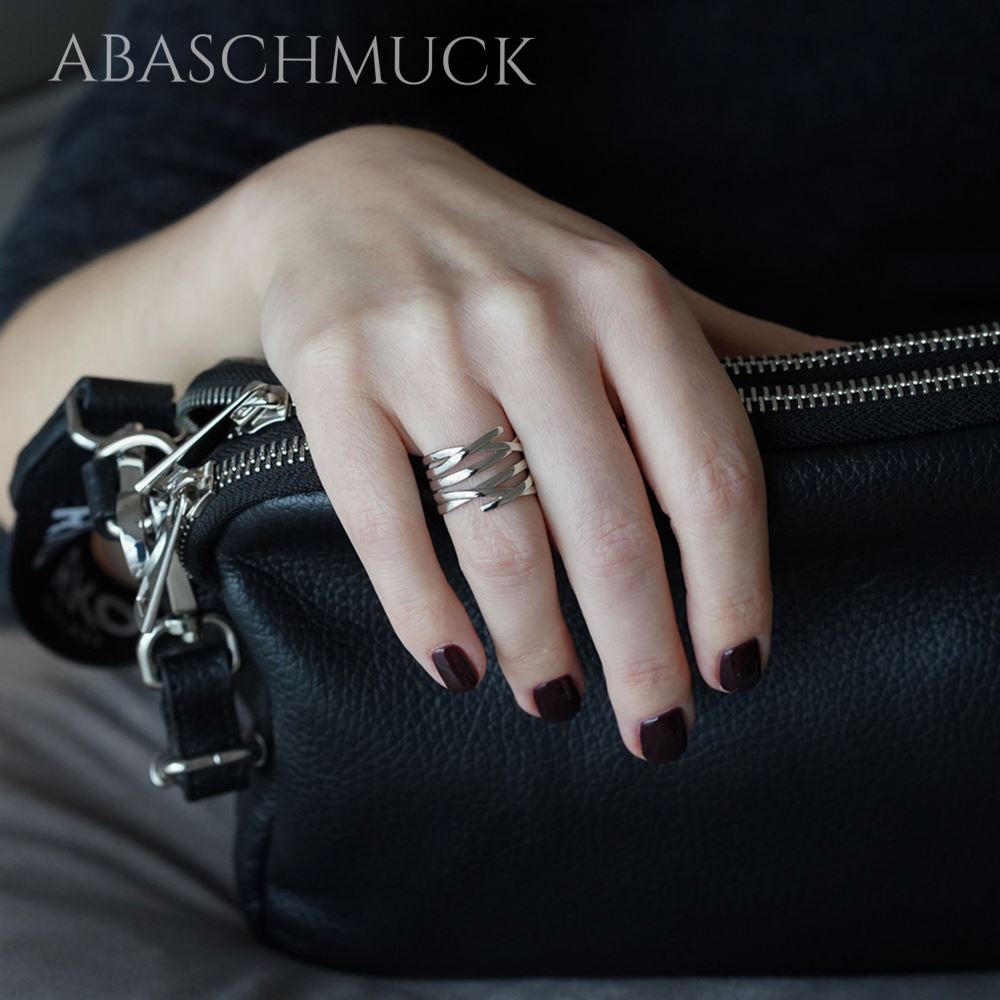 Moderner Bandring aus Silber 925 an der Hand mit Tasche