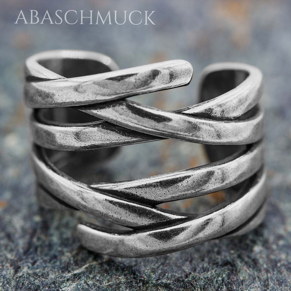 Offener breiter Silberring 925 im modernen Look auf blauem Stein