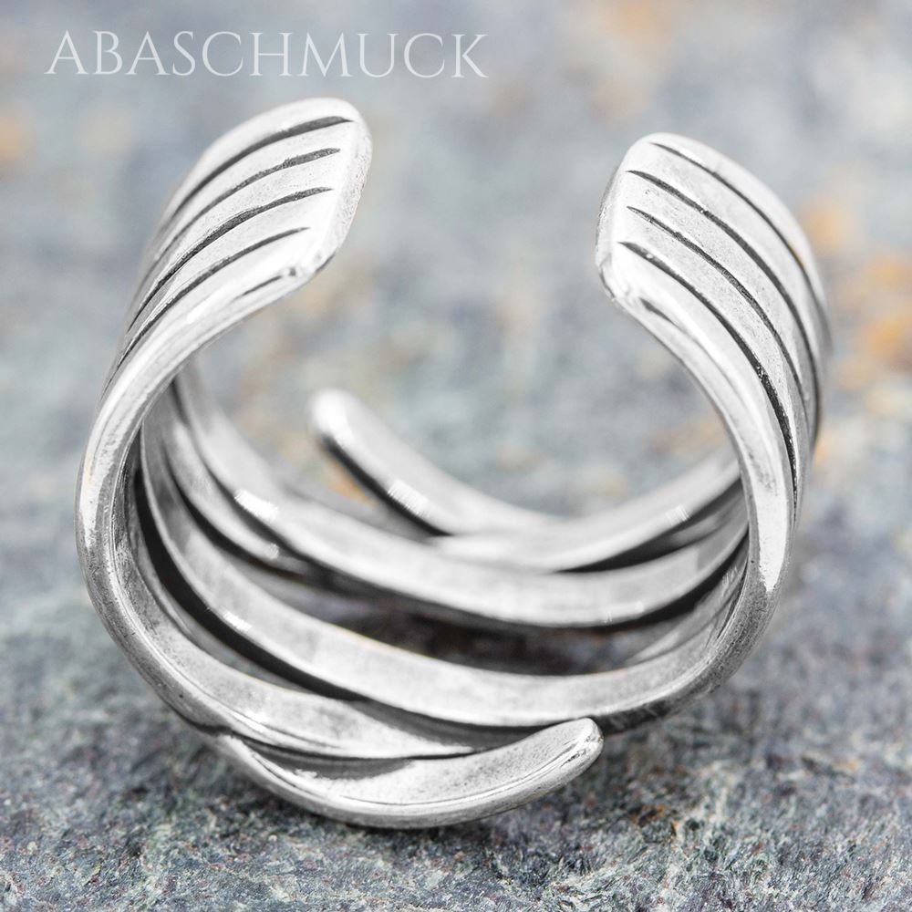 
Breiter Silberring 925 an der Hand im natürlichen Licht