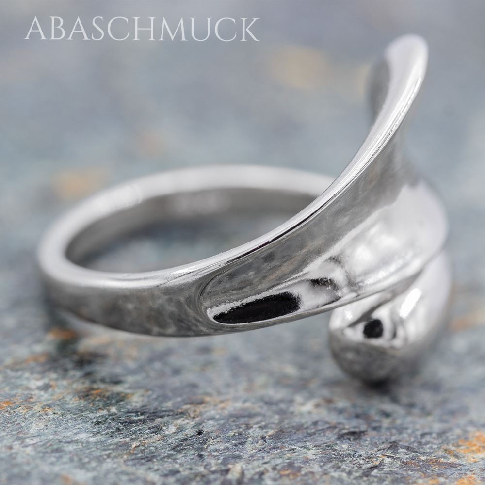 Glänzender offener 925 Silberring mit organischer Form auf Steinuntergrund
