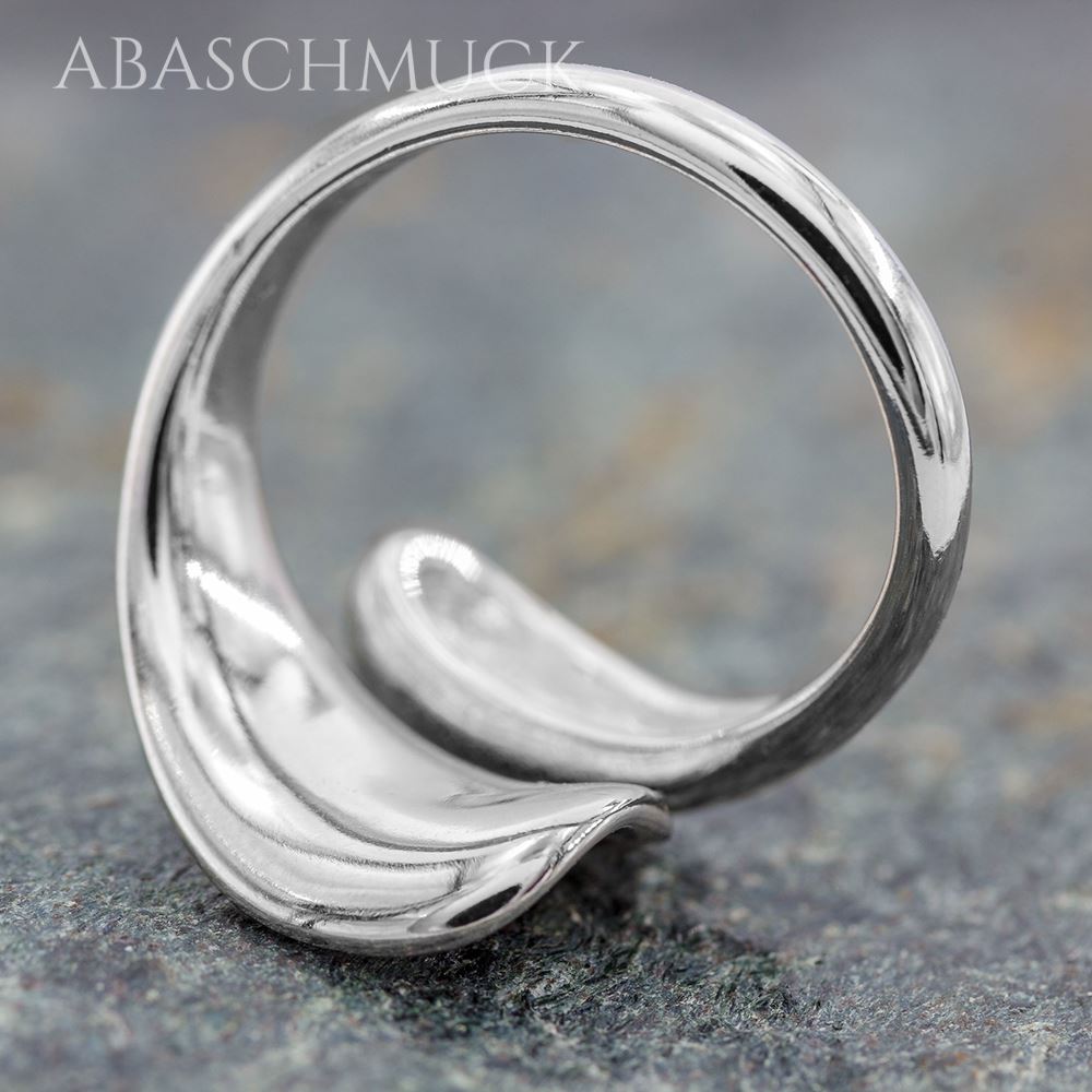 Moderner verstellbarer Silberring mit geschwungenem Design in Nahaufnahme