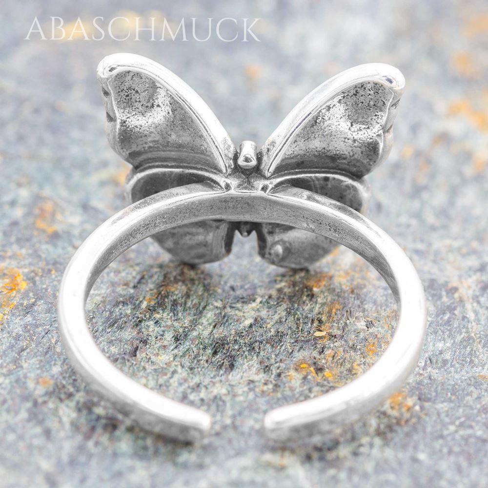 Offener Silberring mit Schmetterlingsmotiv von hinten fotografiert