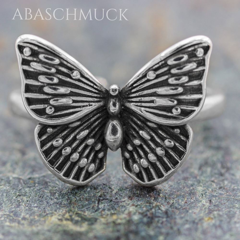 Nahaufnahme eines strukturierten Schmetterling-Rings aus 925 Silber