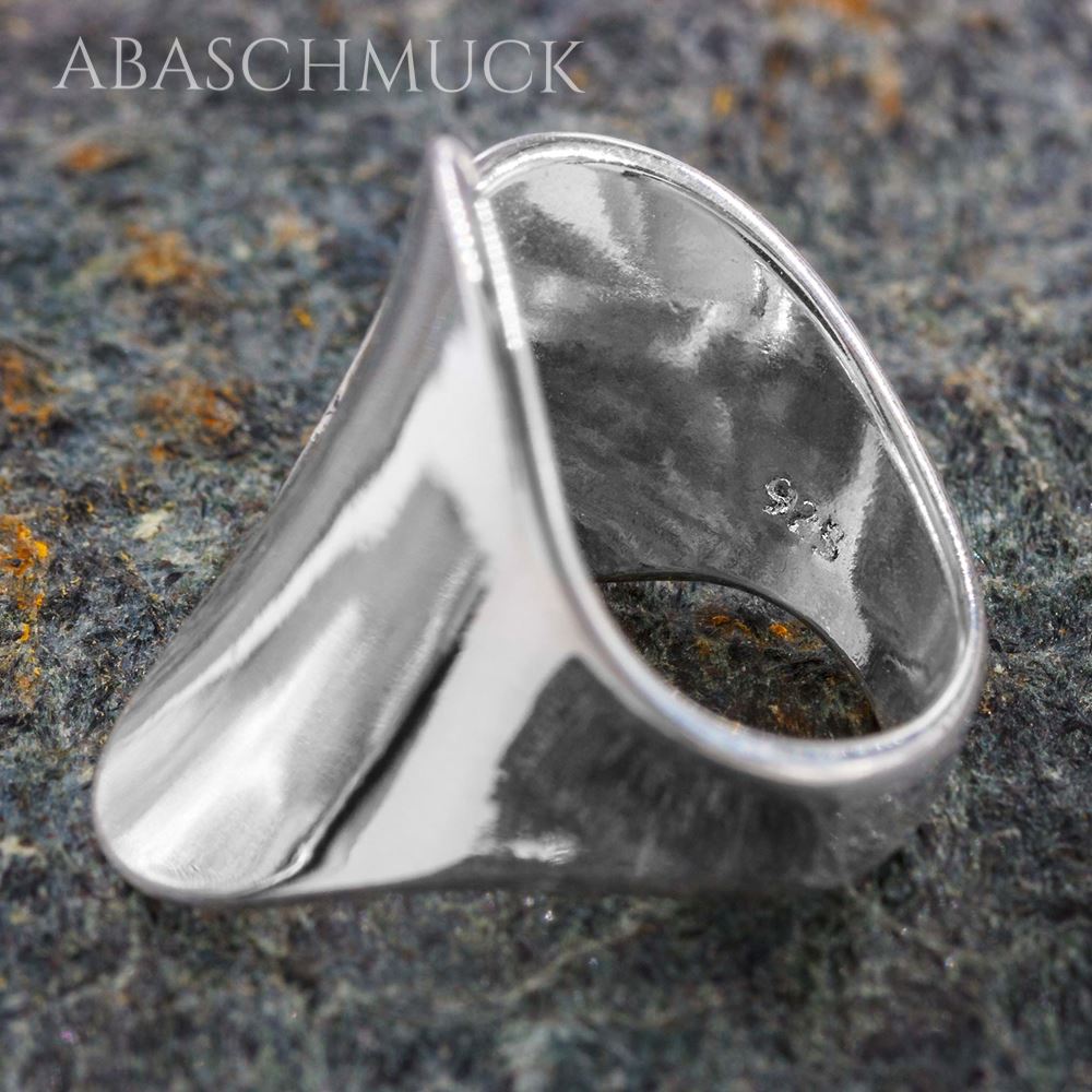 Nahaufnahme eines breiten, glänzenden 925 Silberrings auf Steinuntergrund