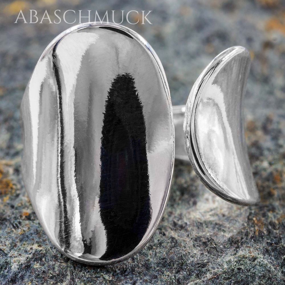 Moderner offener Silberring mit asymmetrischen Elementen in Großaufnahme

