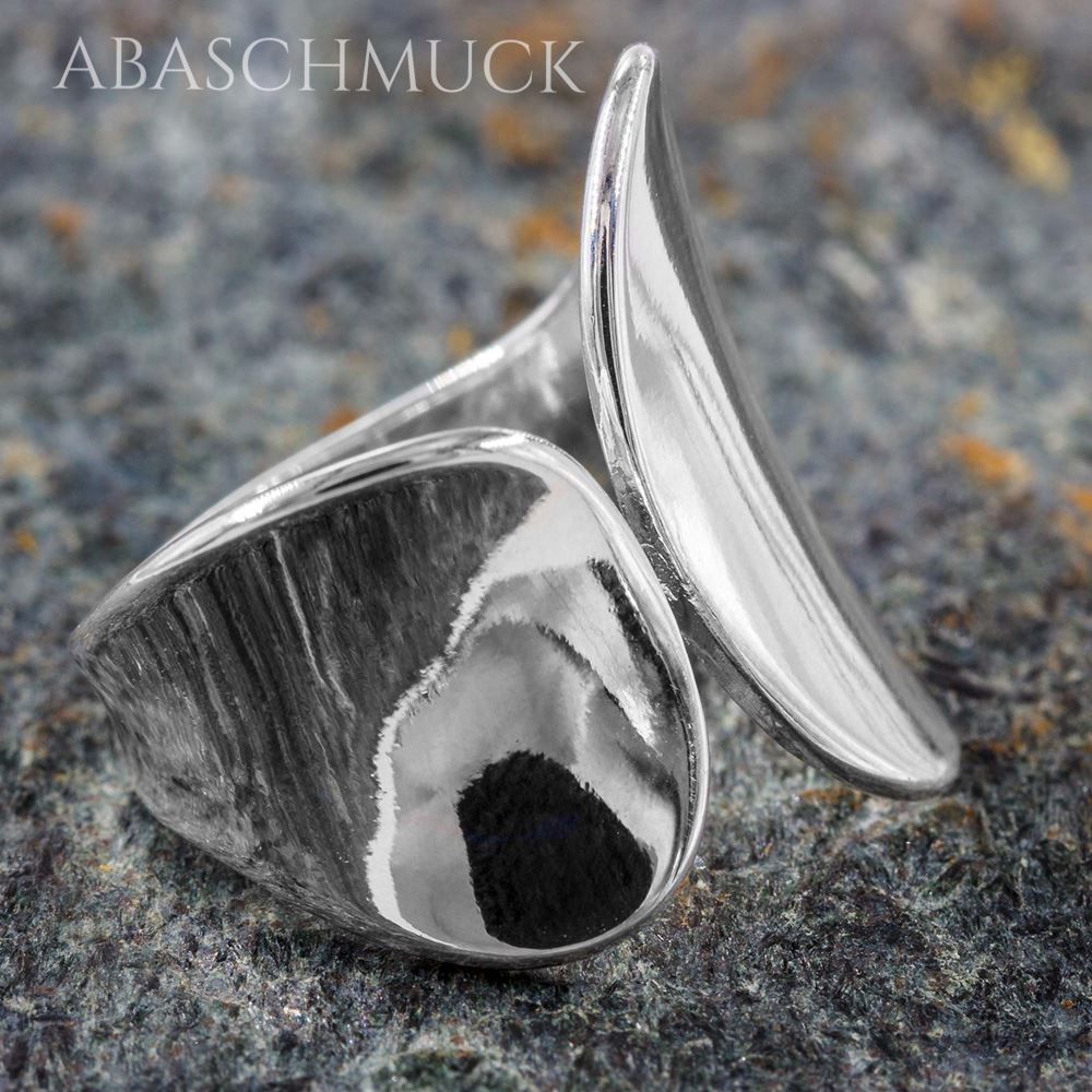 Polierter 925 Silberring mit organischer Form auf strukturiertem Stein