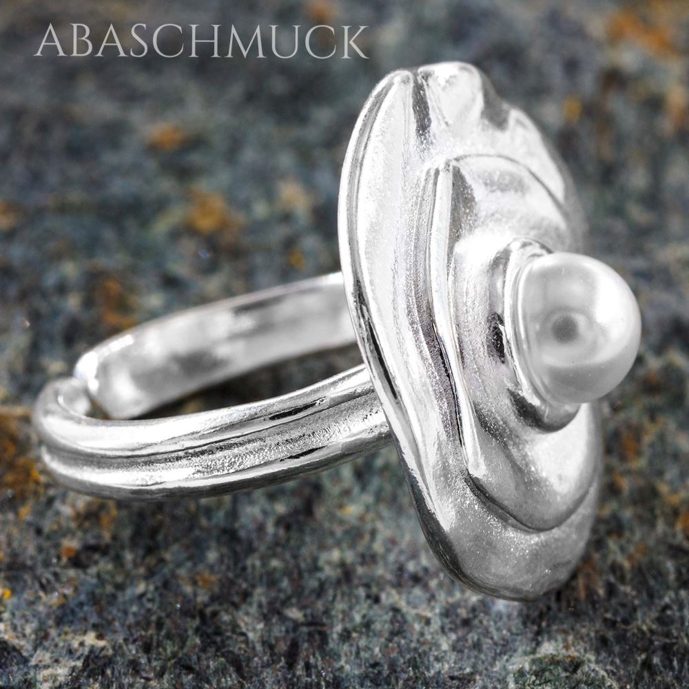 Detailansicht eines offenen 925 Silberrings mit Blütendesign und Perle