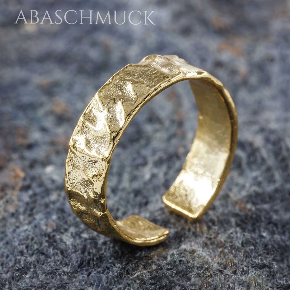 Silberring 925 in Goldoptik mit strukturierter Oberfläche auf Steinuntergrund