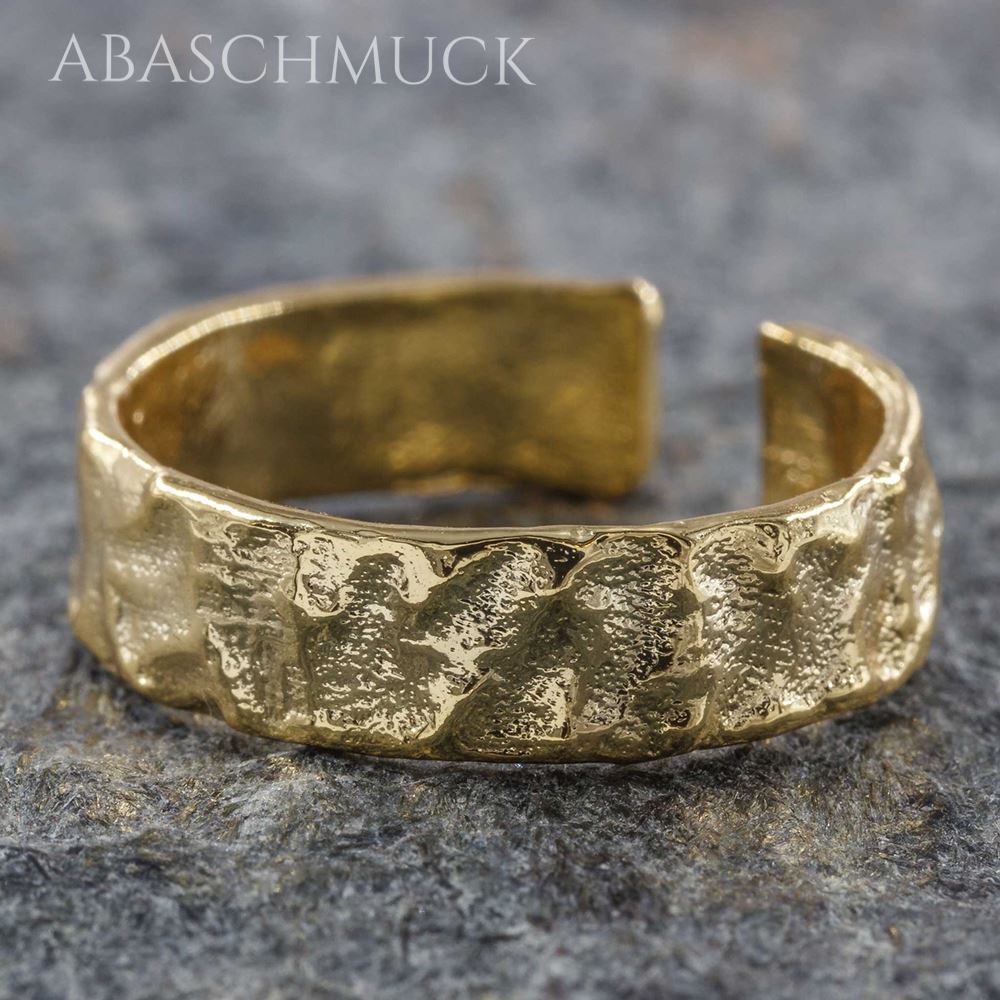 Detailaufnahme des offenen strukturierten Silberrings in Goldoptik