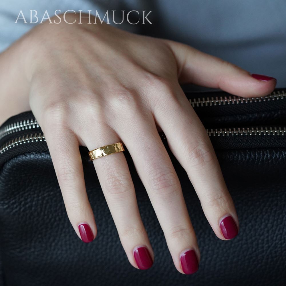 Getragener goldfarbener 925 Silberring an der Hand, elegante Ansicht