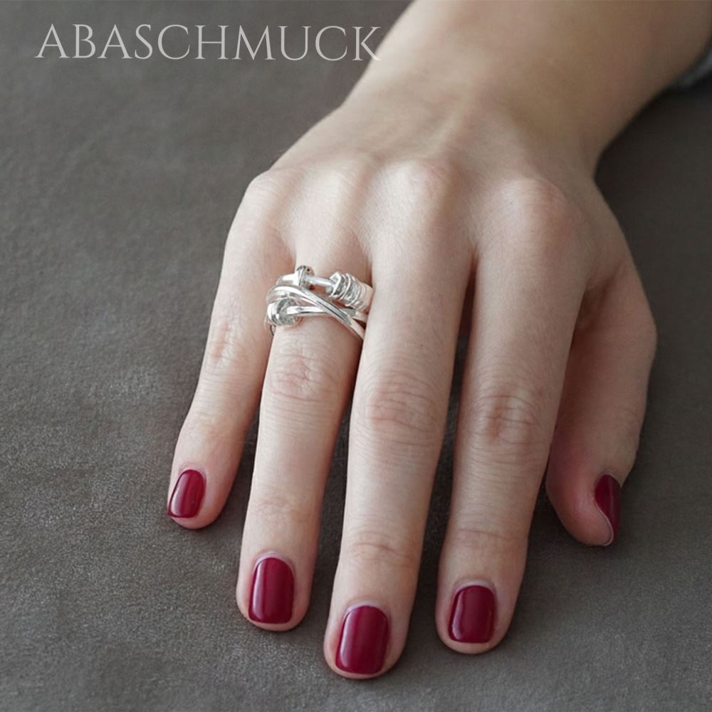 Eleganter offener Silberring 925 an der Hand, modernes Design mit Struktur.