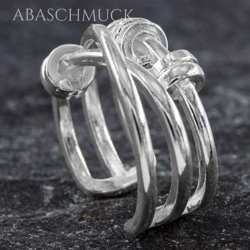 Moderner Bandring aus Sterling Silber mit dekorativen Elementen in Nahaufnahme.