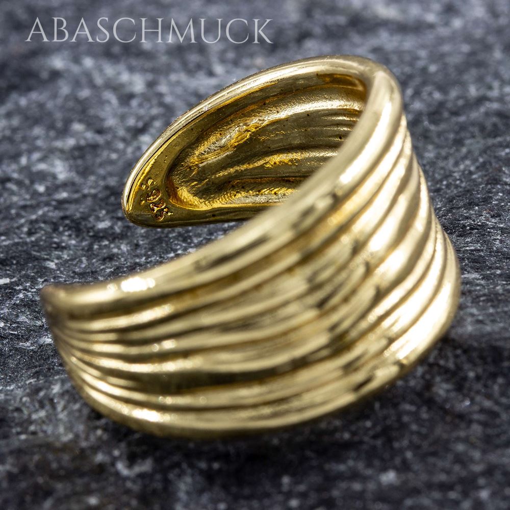 Goldfarbener verstellbarer 925er Silberring mit strukturierter Oberfläche in Nahaufnahme.